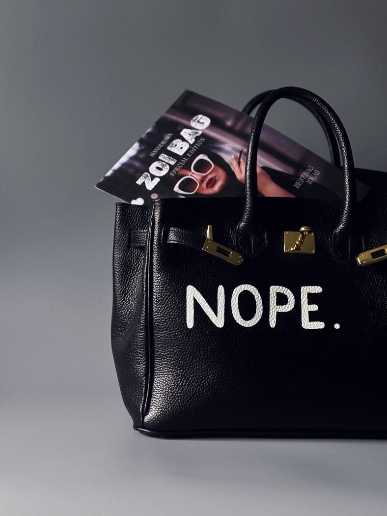 Černá kožená kabelka Zoi Bag, vyrobená z italské kůže s ručně psaným nápisem "Nope" detail
