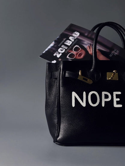 Černá kožená kabelka Zoi Bag, vyrobená z italské kůže s ručně psaným nápisem "Nope" detail