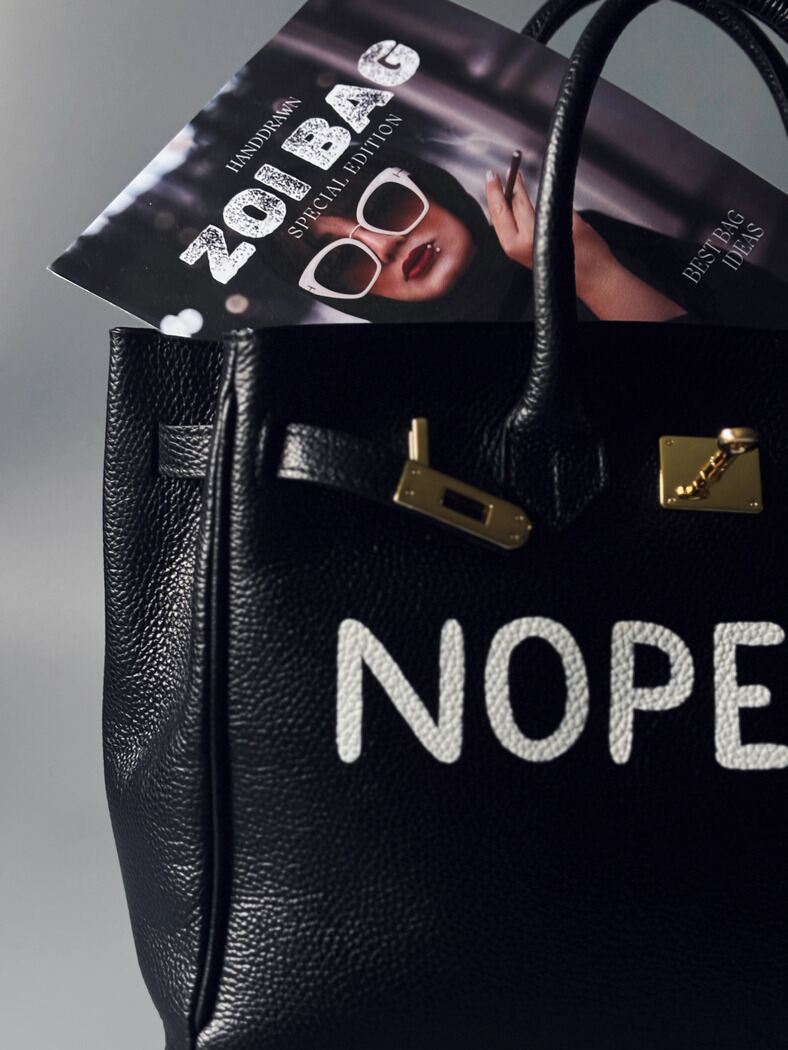 Černá kožená kabelka Zoi Bag, vyrobená z italské kůže s ručně psaným nápisem "Nope" detail nápisu