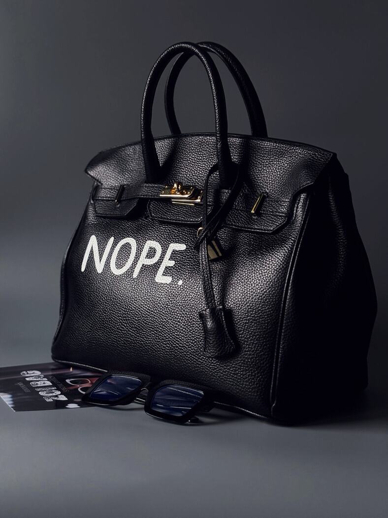 Černá kožená kabelka Zoi Bag, vyrobená z italské kůže s ručně psaným nápisem "Nope" z boku