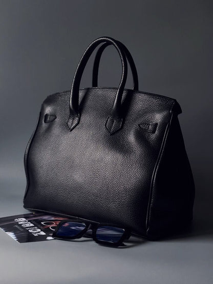 Černá kožená kabelka Zoi Bag, vyrobená z italské kůže s ručně psaným nápisem "Nope" zezadu