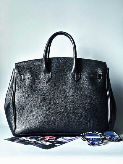 Černá kožená kabelka Zoi Bag s ručně psaným nápisem z pravé italské kůže se zapínáním pomocí ikonického zámku s klíčkem. Zezadu.