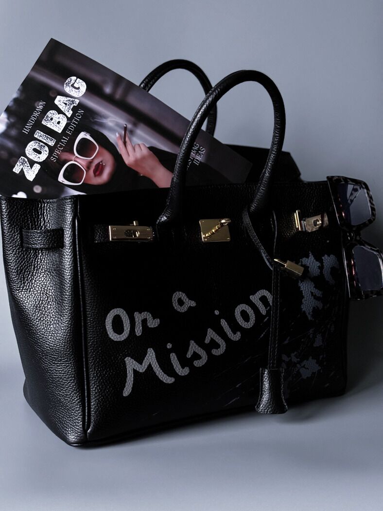 Velká černá kožená kabelka Zoi Bag s ručně psaným nápisem "On a Mission" a s cákanci barvou