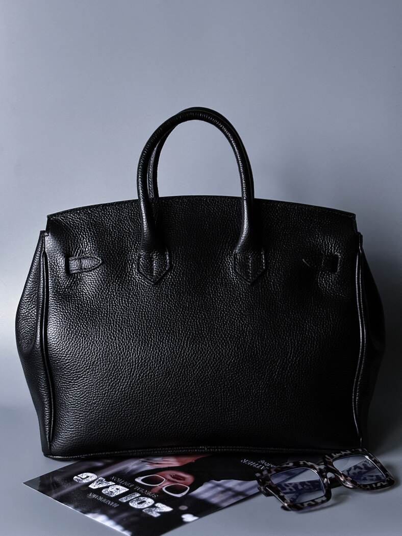 Velká černá kožená kabelka Zoi Bag s ručně psaným nápisem "On a Mission" zezadu