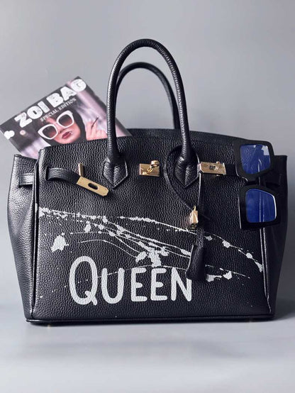 Designová luxusní kožená kabelka Zoi Bag s ručně psaným nápisem "Queen"a s cákanci barvou. Zapínání pomocí zámku a klíčku.