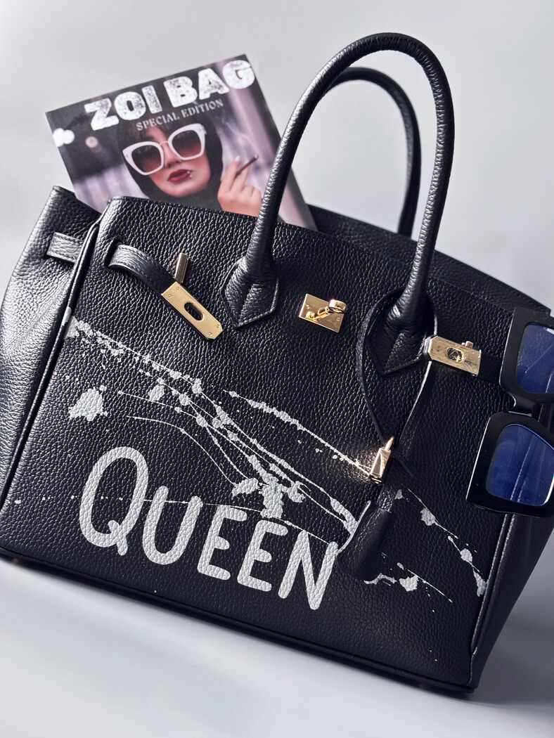 Designová luxusní kožená kabelka Zoi Bag s ručně psaným nápisem "Queen"a s cákanci barvou. Zapínání pomocí zámku a klíčku.