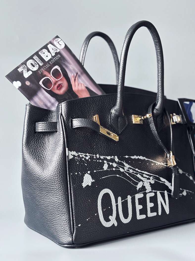 Designová luxusní kožená kabelka Zoi Bag s ručně psaným nápisem "Queen"a s cákanci barvou. Zapínání pomocí zámku a klíčku.