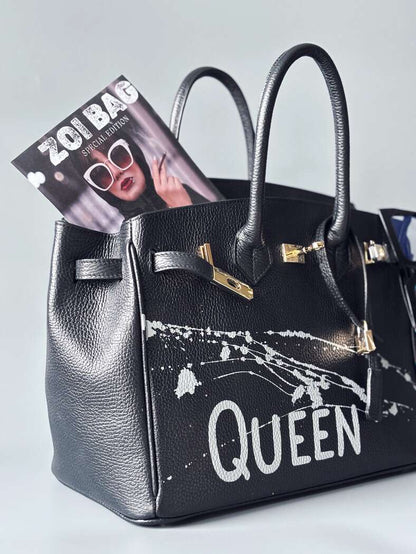Designová luxusní kožená kabelka Zoi Bag s ručně psaným nápisem "Queen"a s cákanci barvou. Zapínání pomocí zámku a klíčku.