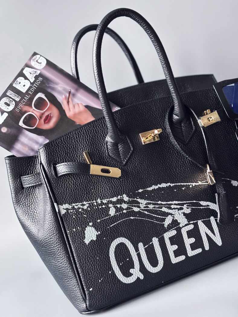 Designová luxusní kožená kabelka Zoi Bag s ručně psaným nápisem "Queen"a s cákanci barvou. Zapínání pomocí zámku a klíčku.