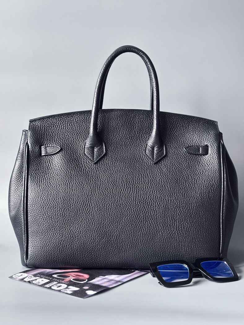 Designová luxusní kožená kabelka Zoi Bag s ručně psaným nápisem "Queen"a s cákanci barvou. Zapínání pomocí zámku a klíčku. Zezadu.