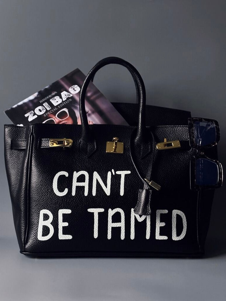 Černá shopper kožená kabelka z kvalitní italské kůže s bílým nápisem.