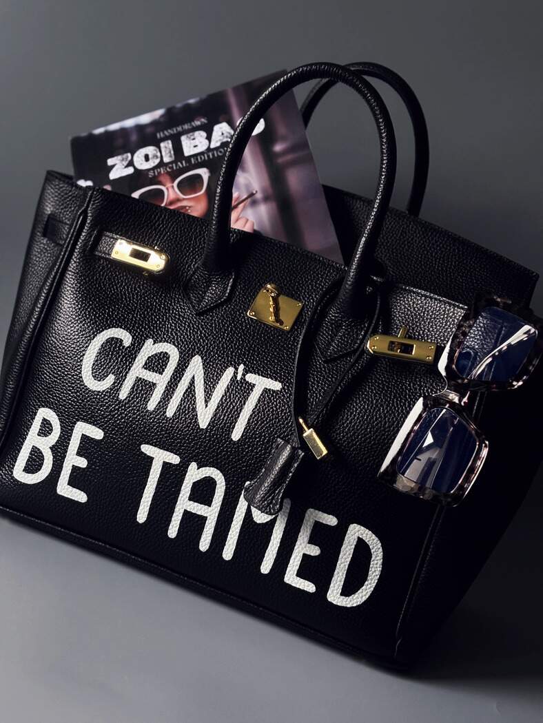 Elegantní velká černá dámská kabelka Zoi Bag z pravé italské kůže s nápisem "Can't be tamed"