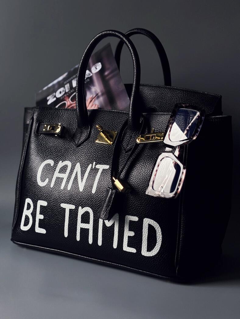 Luxusní černá dámská kabelka Zoi Bag z pravé italské kůže s nápisem "Can't be tamed" s uzavíráním na zámek