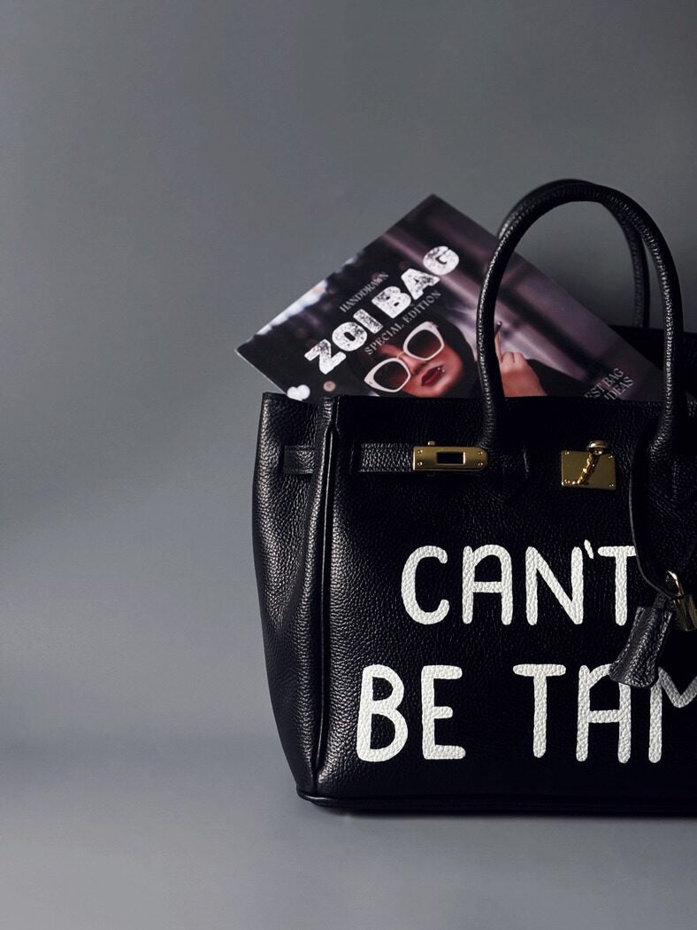 Luxusní černá dámská kabelka Zoi Bag z pravé italské kůže s nápisem "Can't be tamed" detail