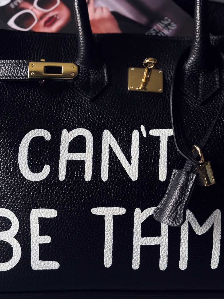 Originální černá dámská kabelka Zoi Bag z pravé italské kůže s nápisem "Can't be tamed" detail