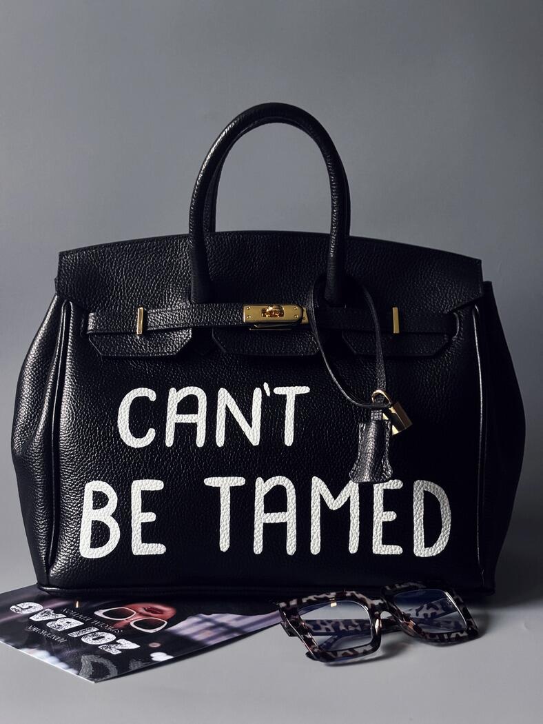 Velká černá dámská kabelka Zoi Bag z pravé italské kůže s nápisem "Can't be tamed" se zámkem a klíčkem