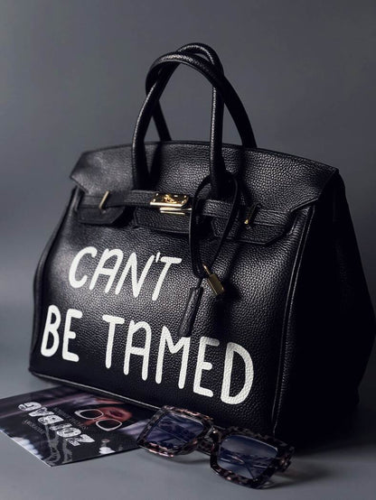 Shopper černá dámská kabelka Zoi Bag z pravé italské kůže s nápisem "Can't be tamed" z boku