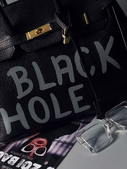 Černá velká kožená kabelka Zoi Bag s ručně psaným nápisem "Black Hole" detail nápisu