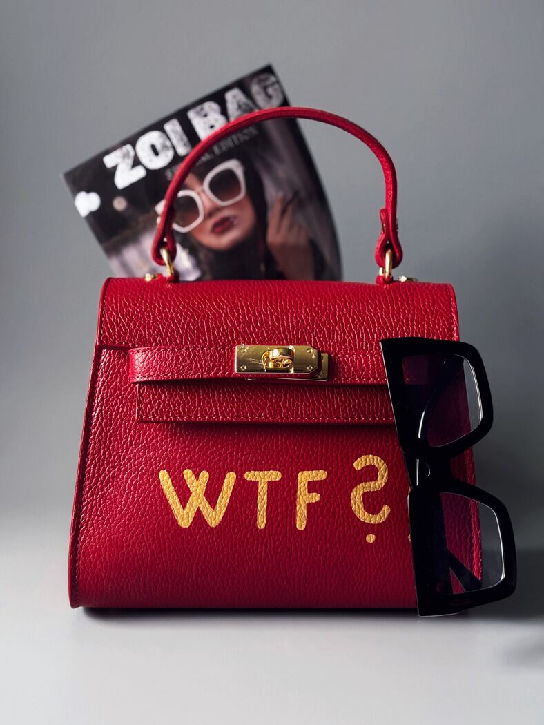 Červená designová kožená kabelka z e-shopu Zoi Bag s ručně psaným zlatým  nápisem "“WTF”