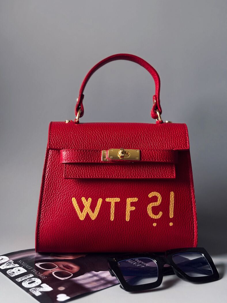 Červená art kožená kabelka Zoi Bag se zlatým nápisem "WTF"