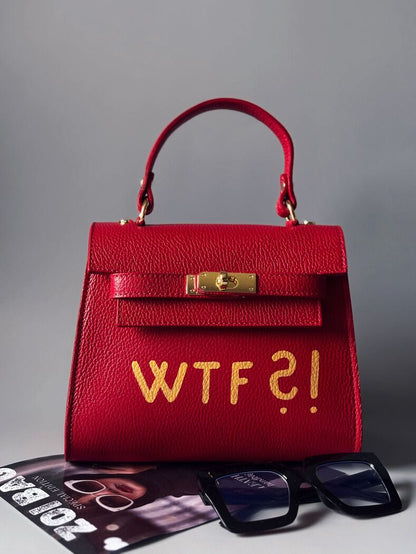 Červená art kožená kabelka Zoi Bag se zlatým nápisem "WTF"
