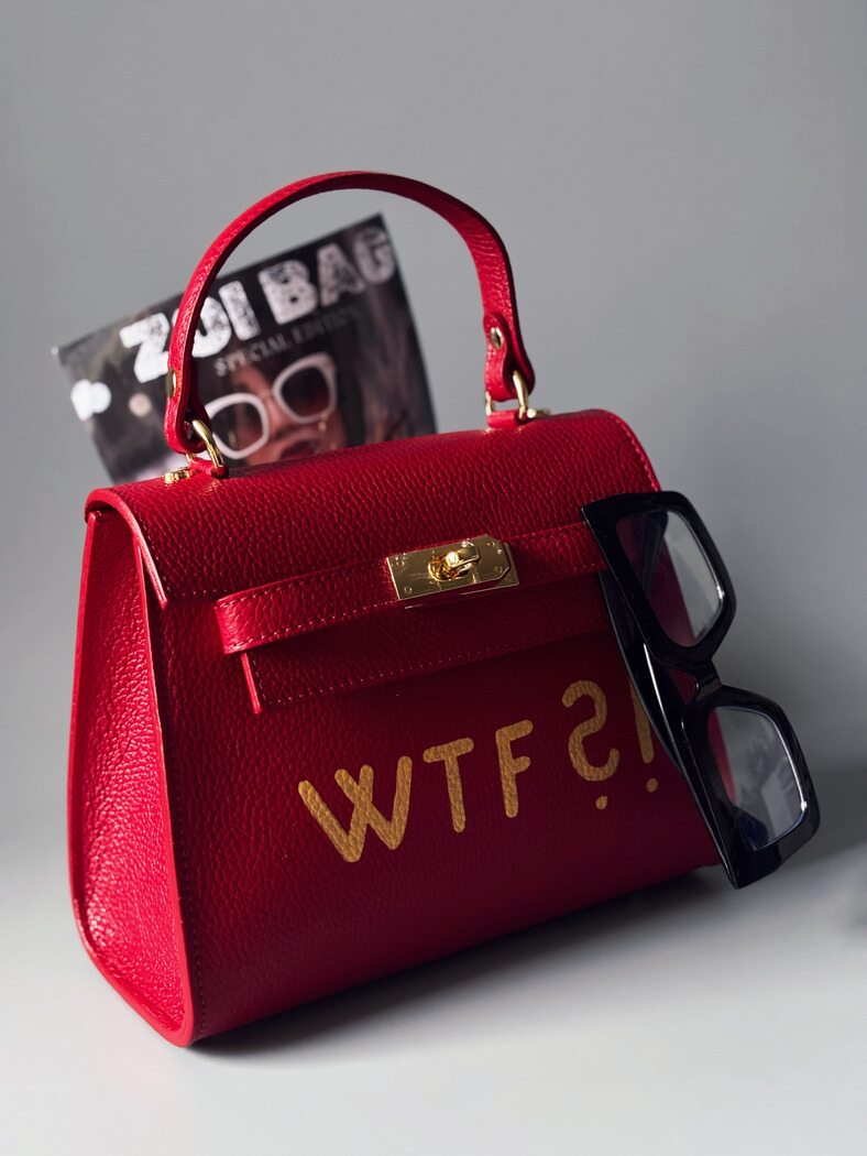 Červená kožená kabelka Zoi Bag se zlatým nápisem "WTF" z boku