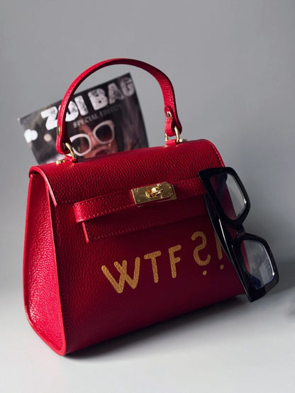Červená kožená kabelka Zoi Bag se zlatým nápisem "WTF" z boku