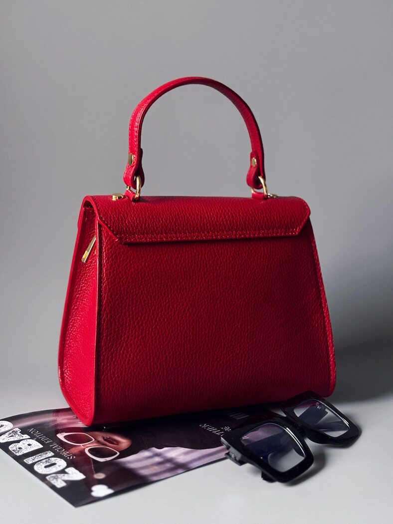 Červená kožená kabelka Zoi Bag se zlatým nápisem"WTF" zezadu