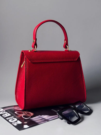 Červená kožená kabelka Zoi Bag se zlatým nápisem"WTF" zezadu