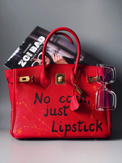 Červená art kožená kabelka Zoi Bag s nápisem "No cash, just lipstick"