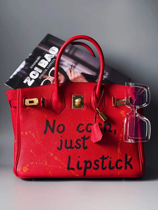 Červená art kožená kabelka Zoi Bag s nápisem "No cash, just lipstick"