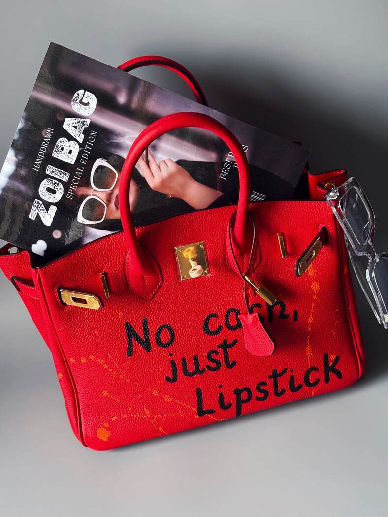 Červená designová kabelka Zoi Bag z pravé kůže s nápisem "No cash, just lipstick"