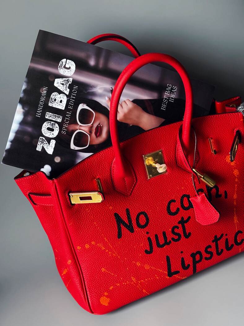 Červená art kožená kabelka Zoi Bag s nápisem "No cash, just lipstick"