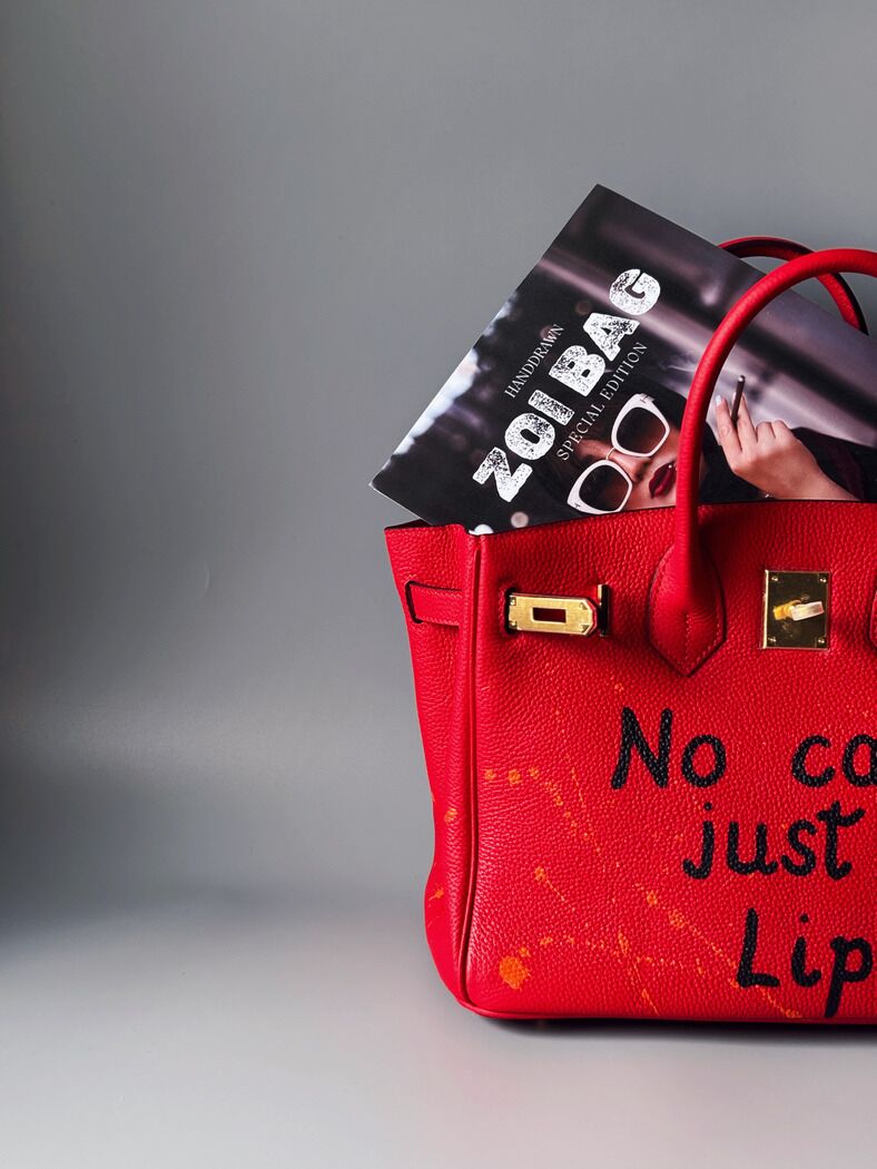Červená kožená kabelka Zoi Bag s nápisem "No cash, just lipstick" detail