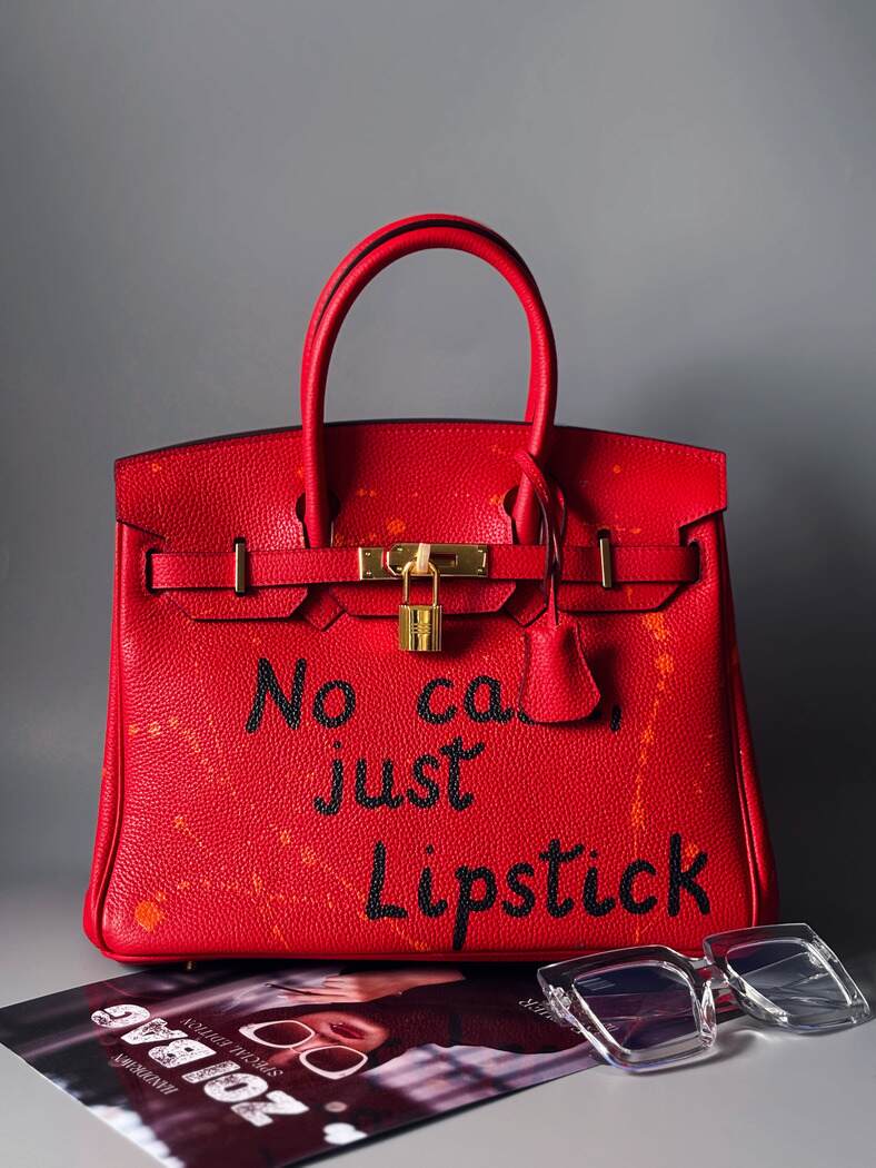 Kožená kabelka Zoi Bag v červené barvě s nápisem "No cash, just lipstick"