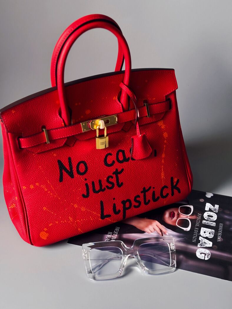 Art červená kožená kabelka Zoi Bag s nápisem "No cash, just lipstick"