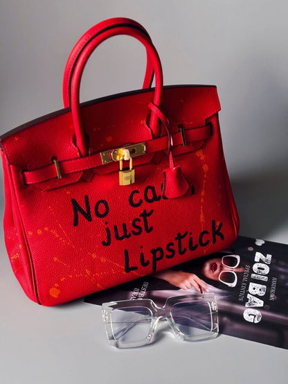 Art červená kožená kabelka Zoi Bag s nápisem "No cash, just lipstick"