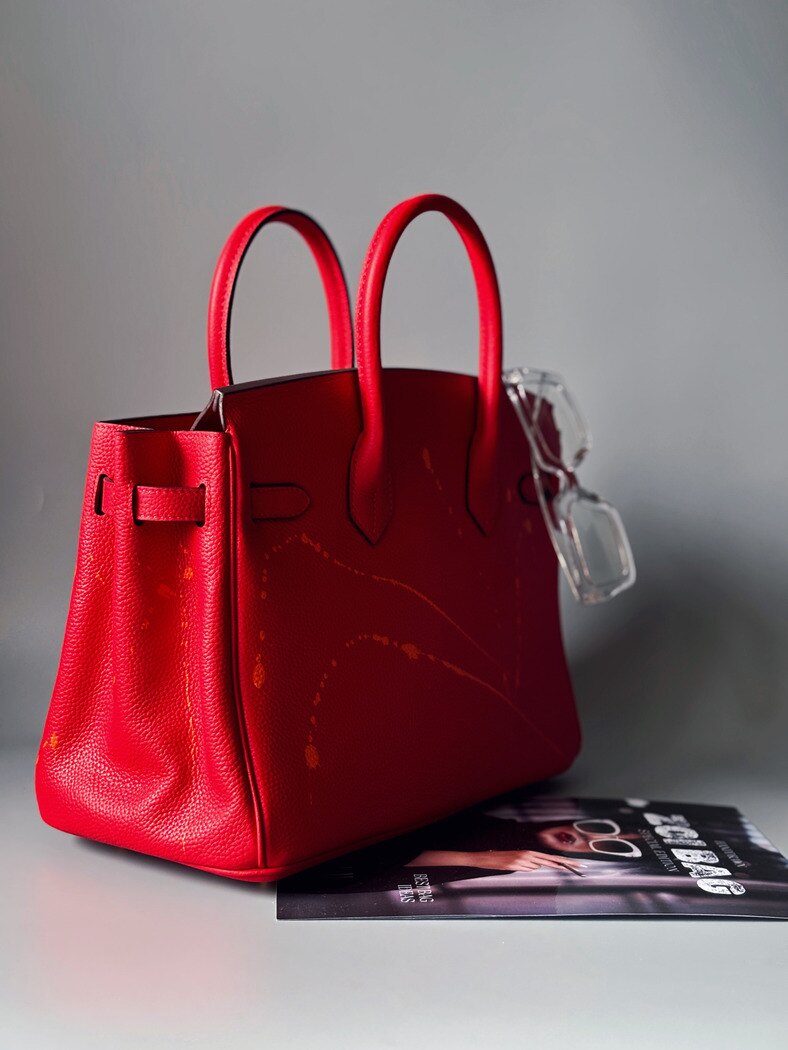 Červená kožená kabelka Zoi Bag s nápisem "No cash, just lipstick" zezadu