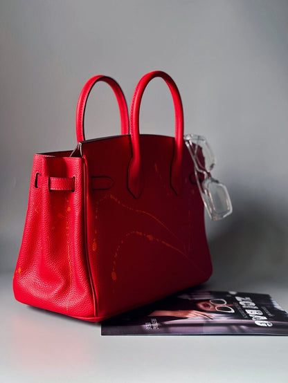 Červená kožená kabelka Zoi Bag s nápisem "No cash, just lipstick" zezadu