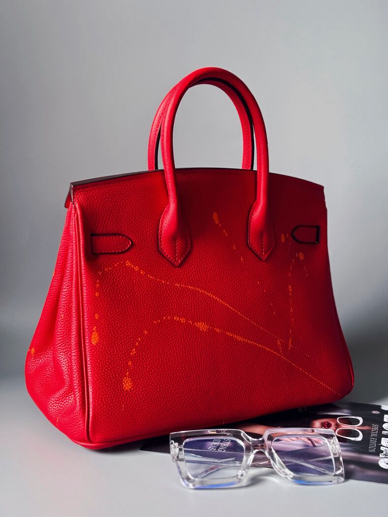 Červená kožená kabelka Zoi Bag s nápisem "No cash, just lipstick" zezadu