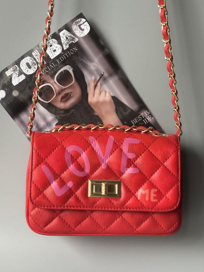 Červená kožená crossbody kabelka Zoi Bg s ručně psaným nápisem "Love Me"