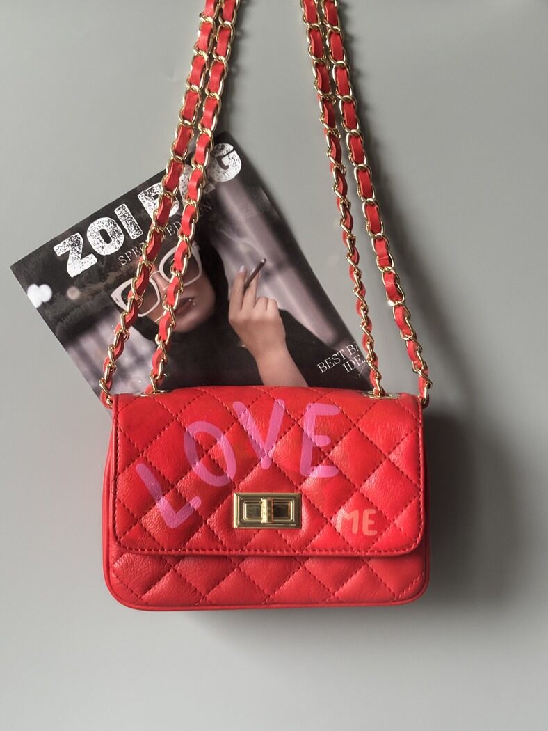 Červená kožená crossbody kabelka Zoi Bg s ručně psaným nápisem "Love Me"