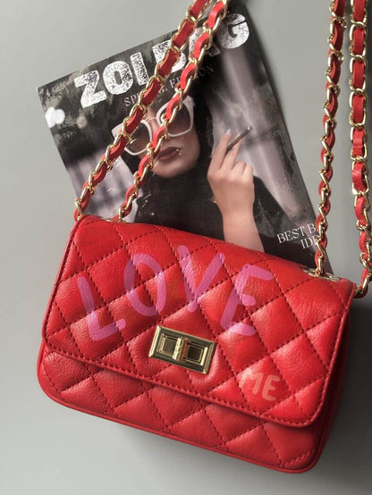 Červená kožená crossbody kabelka Zoi Bg s ručně psaným znápisem "Love Me"