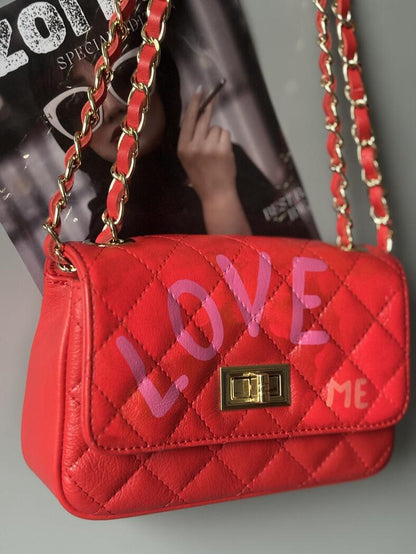 Červená kožená crossbody kabelka Zoi Bg s ručně psaným nápisem "Love Me"