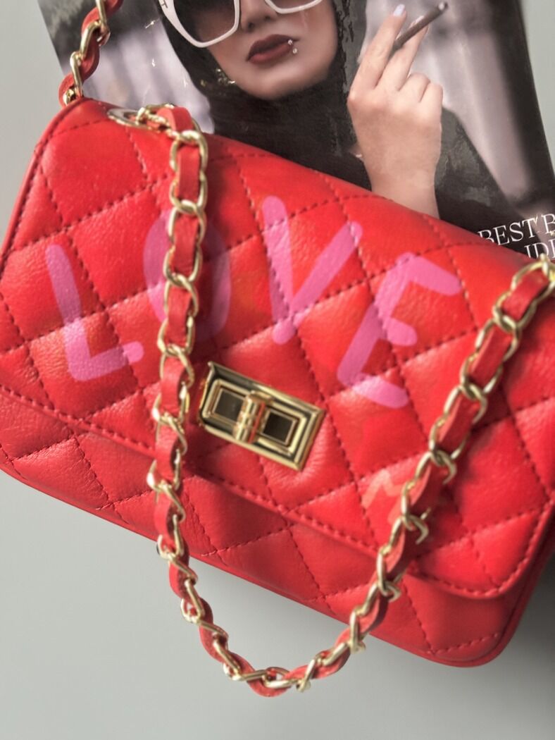 Červená kožená crossbody kabelka Zoi Bg s ručně psaným nápisem "Love Me"