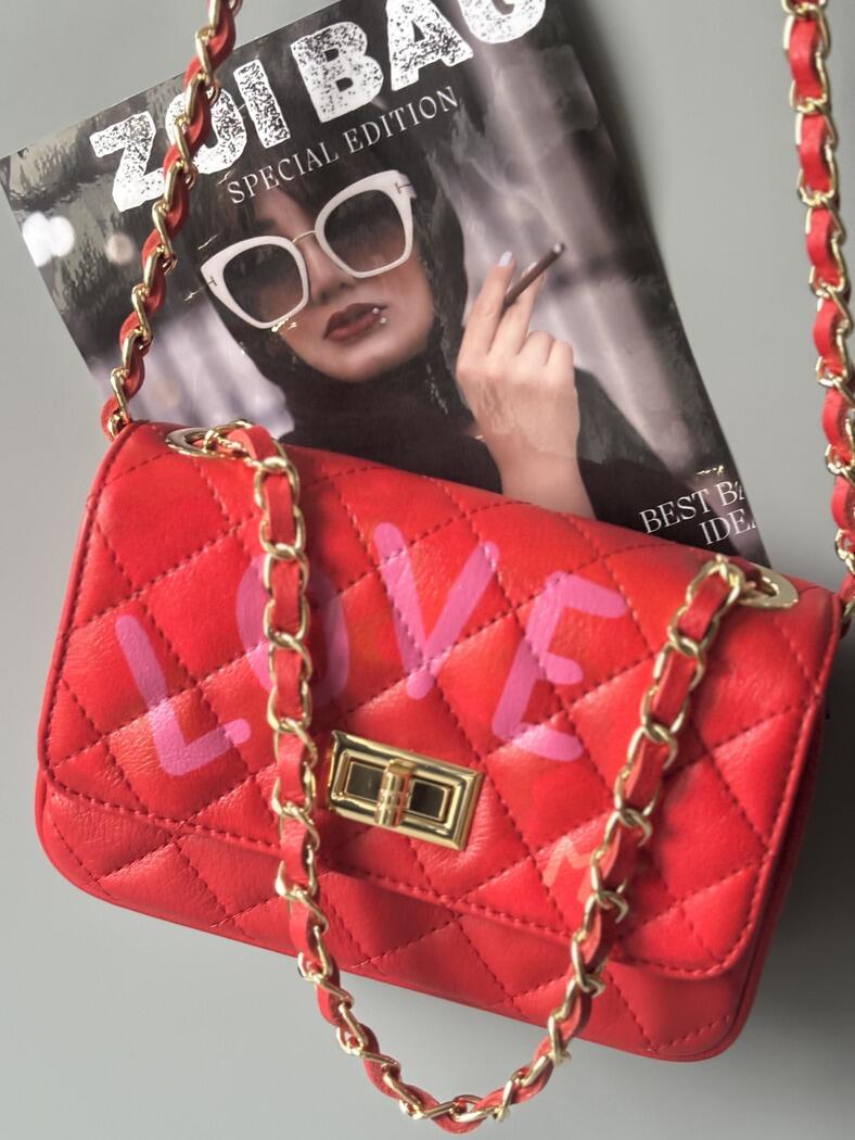 Červená kožená crossbody kabelka Zoi Bg s ručně psaným  nápisem "Love Me"