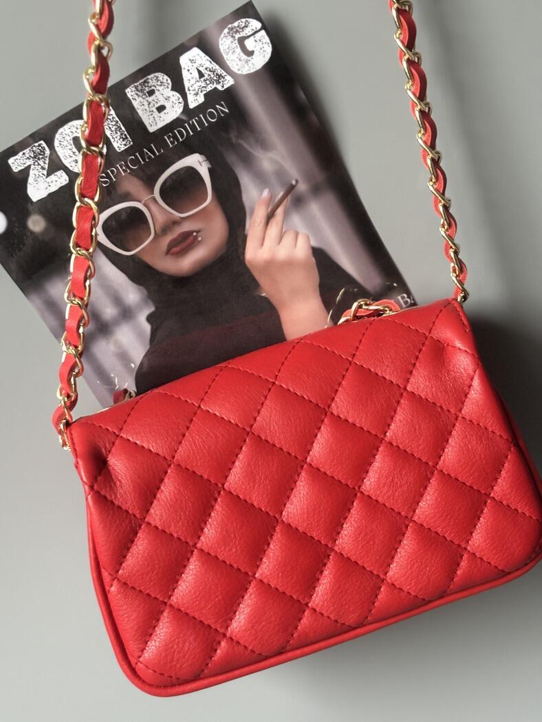 Červená kožená crossbody kabelka Zoi Bg s ručně psaným nápisem "Love Me"