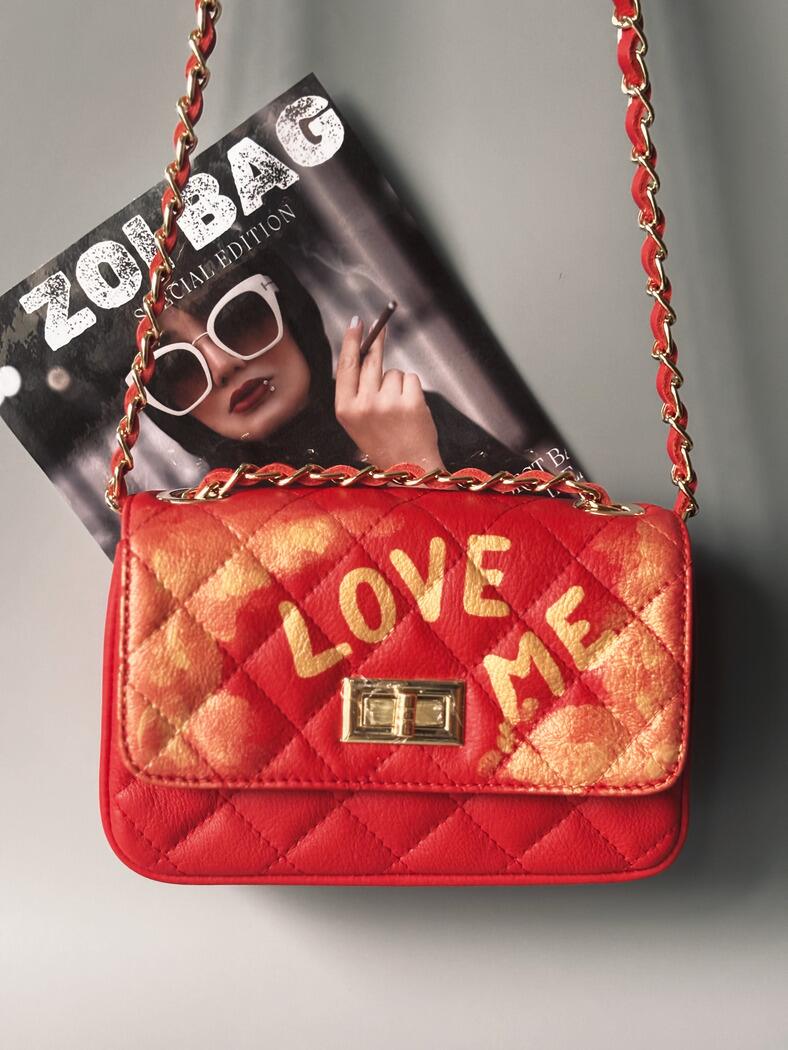 Červená kožená crossbody kabelka Zoi Bg s ručně psaným zlatým nápisem "Love Me"