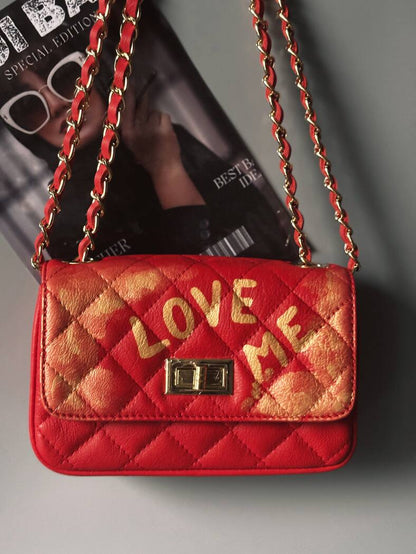 Červená kožená crossbody kabelka Zoi Bg s ručně psaným zlatým nápisem "Love Me"