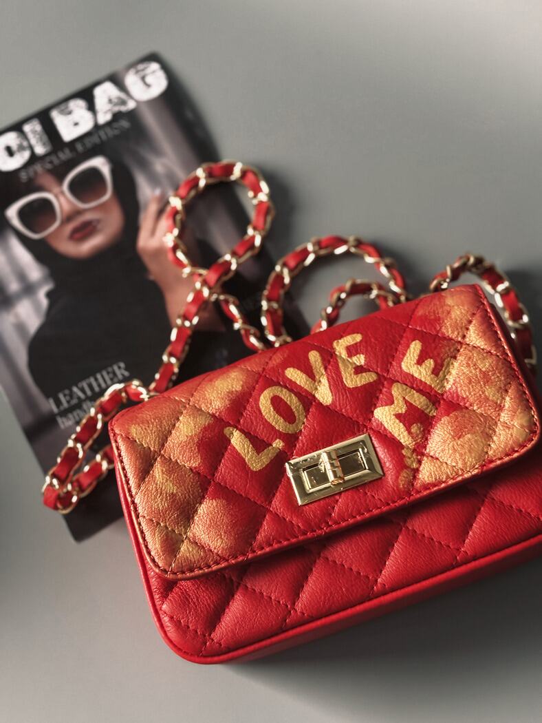 Červená kožená crossbody kabelka Zoi Bg s ručně psaným zlatým nápisem "Love Me"